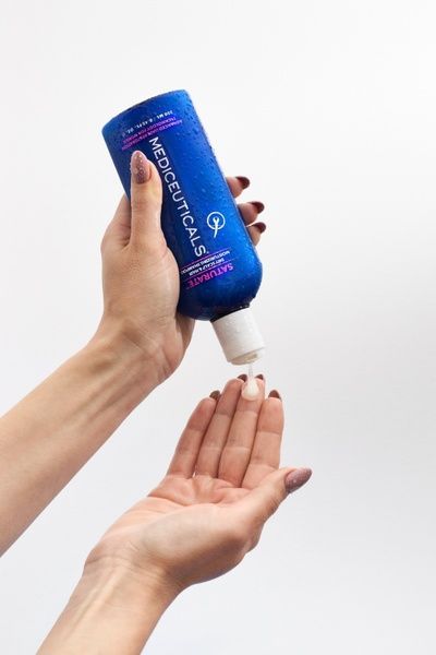 Mediceuticals Saturate&trade; &ndash; szampon pielęgnacyjny dla kobiet do suchej sk&oacute;ry głowy i włos&oacute;w z tendencją do przerzedzania, 250 ml 52003 zdjęcia