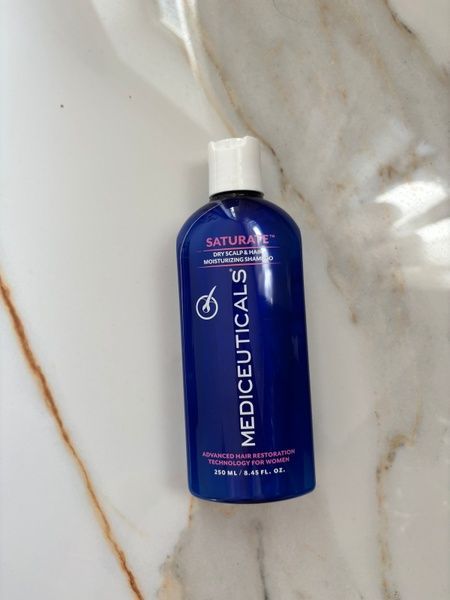 Mediceuticals Saturate&trade; &ndash; szampon pielęgnacyjny dla kobiet do suchej sk&oacute;ry głowy i włos&oacute;w z tendencją do przerzedzania, 250 ml 52003 zdjęcia